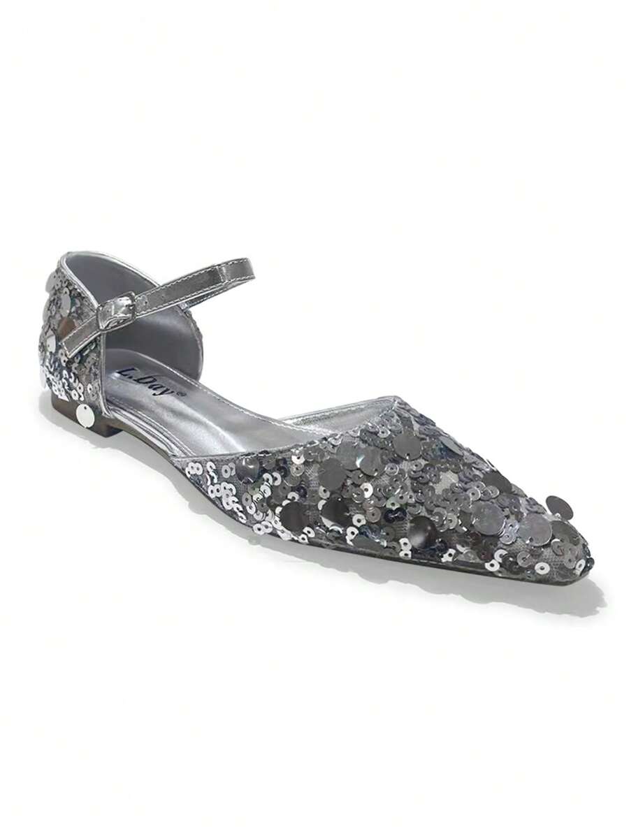 闪亮平底一脚蹬鞋，极简时尚的设计，配以闪亮装饰