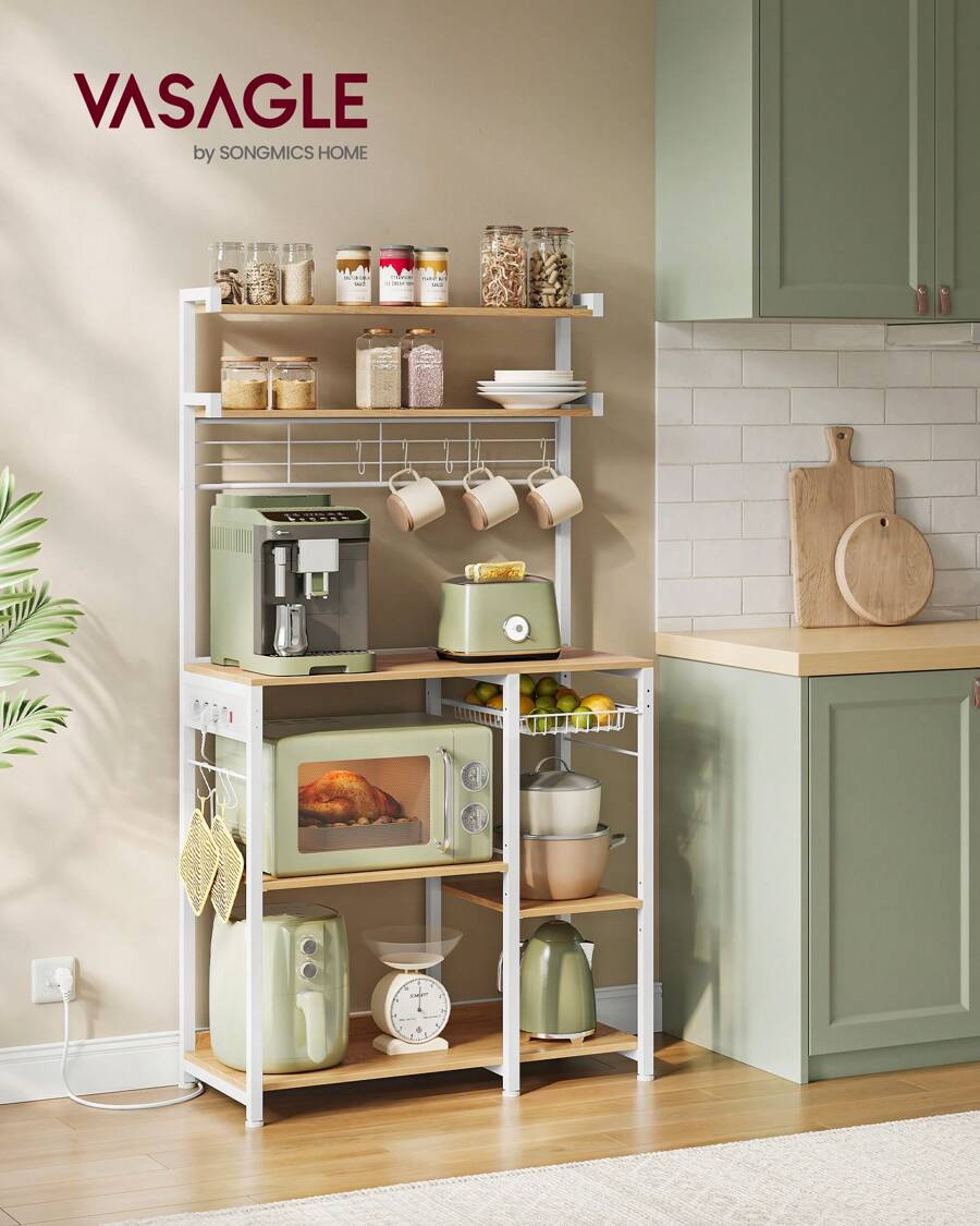 VASAGLE Scaffale Cucina con Prese di Corrente, Scaffale per Microonde, 4 Prese AC, Ripiani Regolabili, 8 Ganci a S, Mobile Cucina, Portaspezie, Rovere Dorato e Bianco Nuvola - Spina italiana (220-240 V) - Visualizzare 1