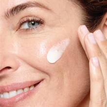 Crema hidratante rica en vitamina C, ácido hialurónico y vitamina E. Antienvejecimiento y antiedad natural, apta para hombres y mujeres. Promueve la producción de colágeno, ilumina el cutis, hidratación profunda, deja la piel tersa y luminosa. - Multicolor - Ver 7