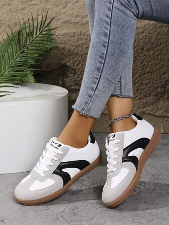 Zapatillas deportivas planas y casuales para mujer 2025, zapatos blancos versátiles para exteriores a la moda, planos ligeros y transpirables antideslizantes para estudiantes de estilo retro