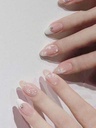 Utilisez 24 pétales de dentelle blanche "French H" avec des amandes longues pour couvrir gracieusement les faux ongles afin de gagner en charme. Il convient pour les fêtes avec un gel de gelée et une lime à ongles. Fournitures d'ongles pressés à porter pour danser et pour un usage quotidien.