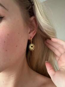 1 Pair Hollow Out Heart Detail Sun Drop Earrings Valentines - Gold - View 4