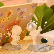 3pcs Creative Astronaut Mobile Desktop Stand, Astronaut Tablet Universal Support Stand, Pendant, Slouchy Movie Chaser Stand