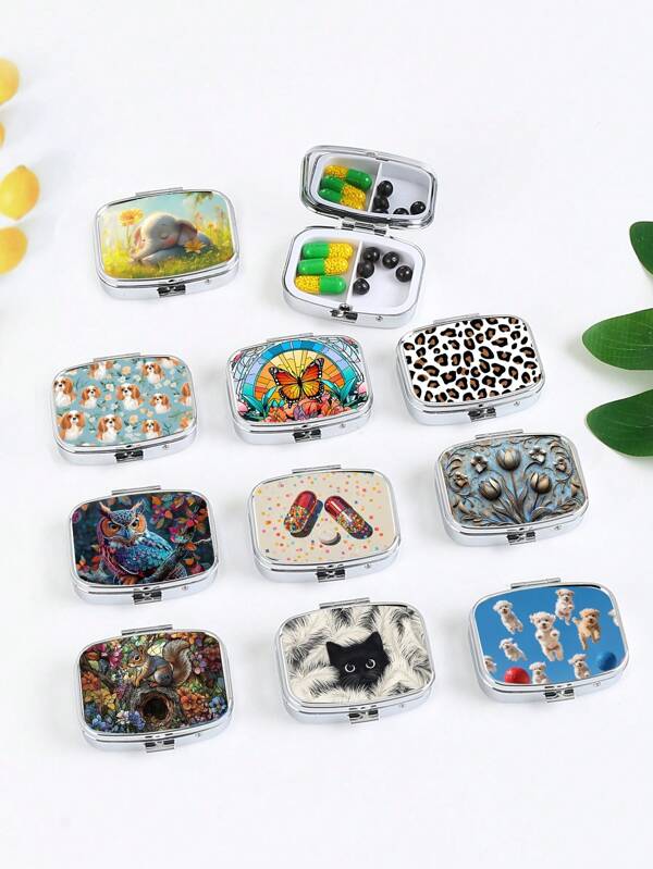 1 pezzo Scatola porta pillole quadrata con motivo stampato, organizer per medicinali a 2 scomparti, custodia portapillole mini portatile di dimensioni da viaggio adatta per tasche o borse, scatola di metallo multifunzionale per il contenimento di vitamine, gioielli, orecchini, adatta per casa, viaggi, vacanze, regali
