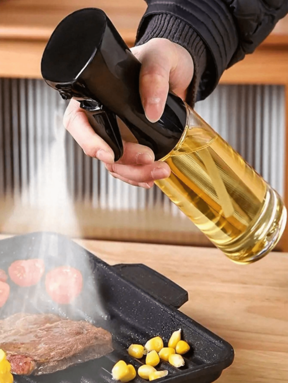 1 pezzo Bottiglia spray per olio d'oliva, in materiale PET, adatta per contenere vari liquidi, utilizzabile per barbecue all'aperto, rastrelliera per barbecue, alimenti a basso contenuto di grassi, insalate, cucina, barbecue, friggitrice ad aria e campeggio, adatto per le donne, griglia leggera per uso domestico, spruzzatore, erogatore, bottiglia spray ricaricabile. Utensile da cucina, accessorio da cucina, per il rientro a scuola (colore e stile casuali)