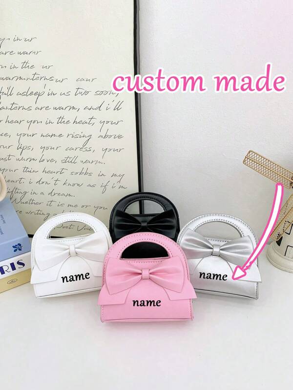 1 pieza Bolso de hombro con cadena, personalizado con texto de moda o nombre, con lazo decorativo. Bolso cruzado lindo y dulce, de material de PU con cierre magnético. Adecuado para niñas para compras, fiesta y uso diario, para guardar auriculares, pañuelos y dulces. Bolso cruzado con cadena de unicolor, es la mejor opción como regalo para niñas pequeñas.