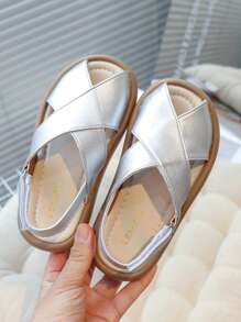 儿童夏季时尚新款交叉带钩环沙滩凉鞋