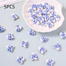 5 stuks hartvormige blauwe en witte porseleinen keramische kralen - bloemenprint, losse spacerkralen voor doe-het-zelf sieraden zoals kettingen, armbanden, telefoonhangers, knutselwerkjes en woonaccessoires, geschikt voor Moederdag, afstuderen, Thanksgiving