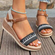 女式厚底防水坡跟凉鞋，新款夏季时尚粗跟平跟带扣女士高跟鞋