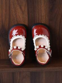 1 双儿童时尚公主鞋，采用 PU 鞋面、防滑外底、钩环闭合、软垫鞋垫、珍珠花边和可调节扣设计