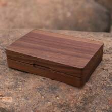 1 Stück handgefertigte Zigaretten-Aufbewahrungsbox aus Walnussholz, kompakte multifunktionale Aufbewahrungsbox geeignet für Bic-J6 Feuerzeuge, Konen, Zigaretten oder schmale Zigarren, tragbare Smartphone-große Raucher-Geschenkidee - Verschiedenfarbig - Übersicht 9