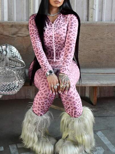 LovelyWholesale Tuta da donna con cappuccio, manica lunga, con stampa leopardata "That Girl", con cerniera, e pantaloni a zampa per la primavera