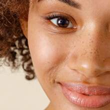 Crema hidratante rica en vitamina C, ácido hialurónico y vitamina E. Antienvejecimiento y antiedad natural, apta para hombres y mujeres. Promueve la producción de colágeno, ilumina el cutis, hidratación profunda, deja la piel tersa y luminosa. - Multicolor - Ver 9