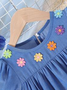 Vestido de niña joven con efecto de mezclilla, manga abullonada, plisado y diseño floral 3D en colores llamativos