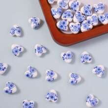 5 stuks hartvormige blauwe en witte porseleinen keramische kralen - bloemenprint, losse spacerkralen voor doe-het-zelf sieraden zoals kettingen, armbanden, telefoonhangers, knutselwerkjes en woonaccessoires, geschikt voor Moederdag, afstuderen, Thanksgiving