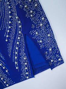 NIKBK 蓝色甜心领口紧身女士舞会礼服，饰有珍珠和水钻。