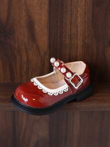1 双儿童时尚公主鞋，采用 PU 鞋面、防滑外底、钩环闭合、软垫鞋垫、珍珠花边和可调节扣设计