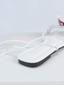 planare Sandalias planas casuales de estilo vacacional para mujeres, de PU con punta abierta y ligeras, con punta redonda y correa de tobillo, con decoración floral, elegante estilo romano de verano para uso casual en la playa, fiestas, vacaciones. Adecuadas para camisetas, vestidos, bikinis, ropa casual, ir y venir del trabajo y largas caminatas. Antideslizantes.