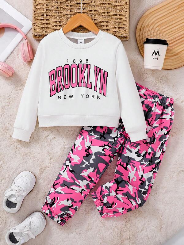 Conjunto informal de sudadera de manga larga con estampado de letras y pantalones de camuflaje para niña