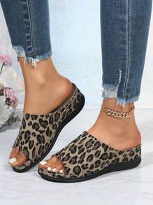Sandali con zeppa e platform, con tacco, dalle linee cromatiche e stampa leopardata, versatili e alla moda, adatti per uso all'aperto in città