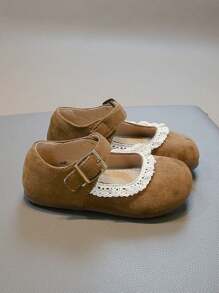 1 双适合女孩的简单纯色蕾丝边平底鞋，舒适