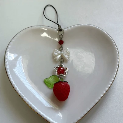 Chaveiro de Morango - para celulares ou bolsas Chaveiro com pingente de morango e laço de perolas
