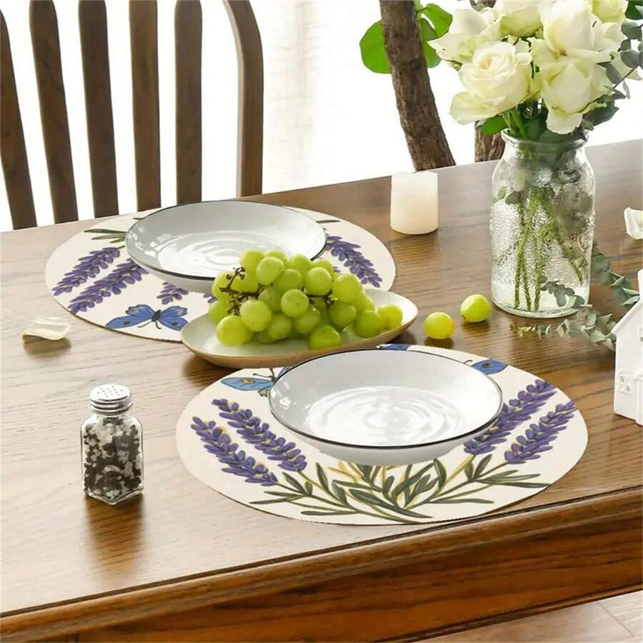 This Linen Placemat With A Diameter Of 38 Centimeters Is Designed With A Natural Pastoral Style As Its Main Theme. In The Center Of The Picture, There Are Several Bundles Of Purple Lavender With Overlapping Shades.