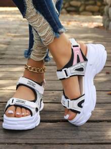 1 par de sandalias con suela gruesa para mujer, sandalias deportivas de verano con cierre de gancho y bucle, piel patentada bicolor brillante, plataforma de 6,5 cm, sandalias de playa, cómodas y transpirables
