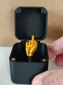 中指惊喜礼盒中指盒完美恶作剧手弹出礼物与成人礼盒新奇恶作剧中指手雕像圣诞节新奇有趣的礼物使用这个迷人的古怪盒子来为您的母亲父亲妻子女朋友男朋友丈夫或朋友的生日派对或休闲聚会增添情趣礼品盒宝石订婚戒指盒印花手中指双恶作剧惊喜快乐恶作剧有趣的礼物