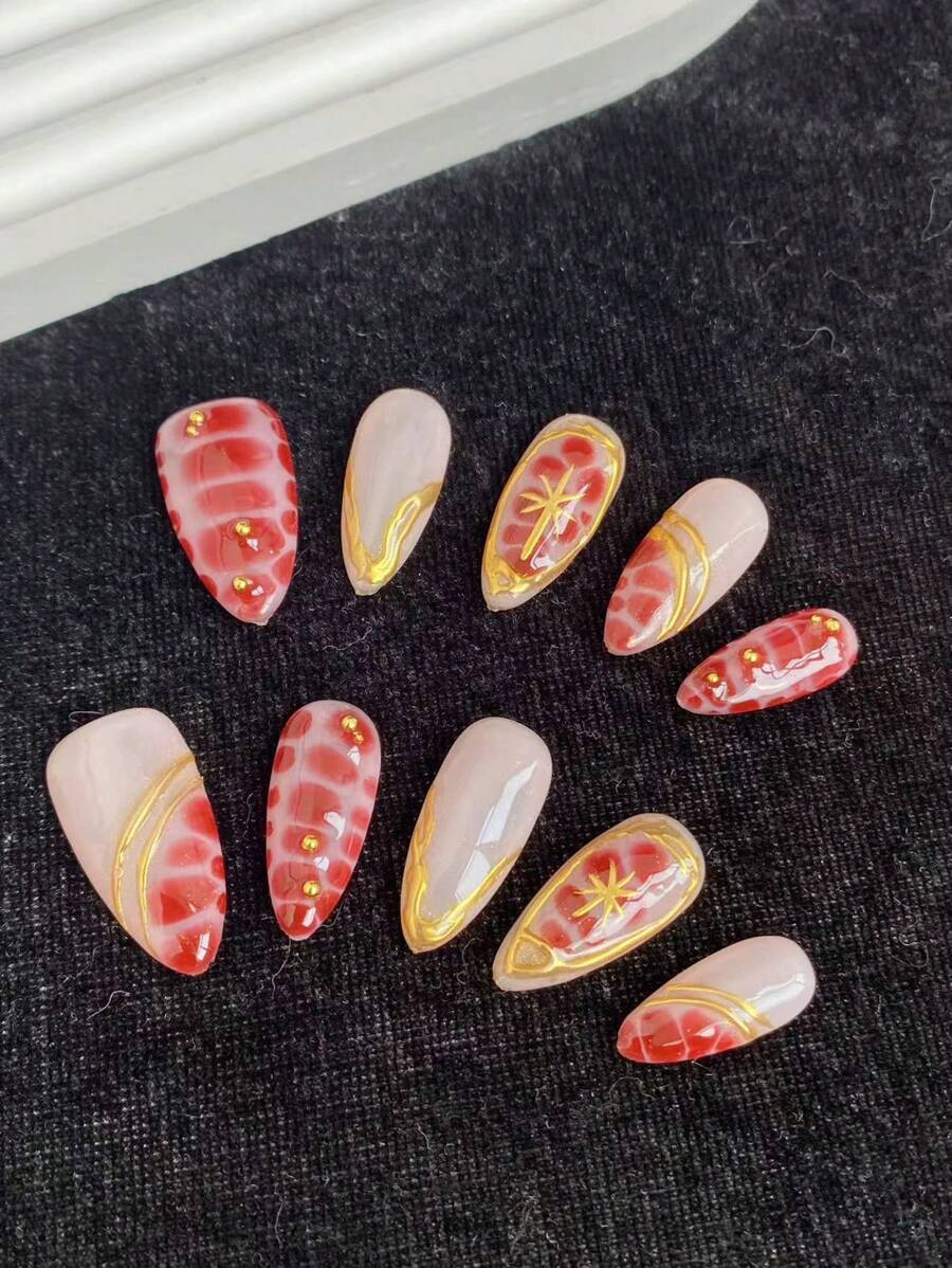 10 Stuks Puur Handgemaakte Draagbare Nail Art Met Een Eenvoudig Gesmudged Slangenpatroon, Gouden Spiegelpoederlijnen. Ze Zijn Geschikt Voor Dagelijks Gebruik En Kunnen Bij Verschillende Stijlen Passen. Ze Kunnen Als Cadeau Aan Vrienden Gegeven Worden En Kunnen Herhaaldelijk Worden Gedragen.