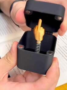 中指惊喜礼盒中指盒完美恶作剧手弹出礼物与成人礼盒新奇恶作剧中指手雕像圣诞节新奇有趣的礼物使用这个迷人的古怪盒子来为您的母亲父亲妻子女朋友男朋友丈夫或朋友的生日派对或休闲聚会增添情趣礼品盒宝石订婚戒指盒印花手中指双恶作剧惊喜快乐恶作剧有趣的礼物