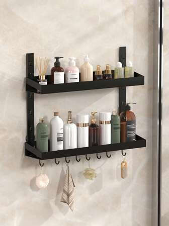 壁挂式双层浴室架。配有多个挂钩，方便悬挂，非常适合放置洗发水瓶、沐浴露等。黑色饰面，现代感十足