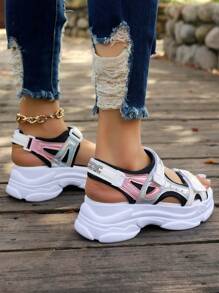 1 par de sandalias con suela gruesa para mujer, sandalias deportivas de verano con cierre de gancho y bucle, piel patentada bicolor brillante, plataforma de 6,5 cm, sandalias de playa, cómodas y transpirables