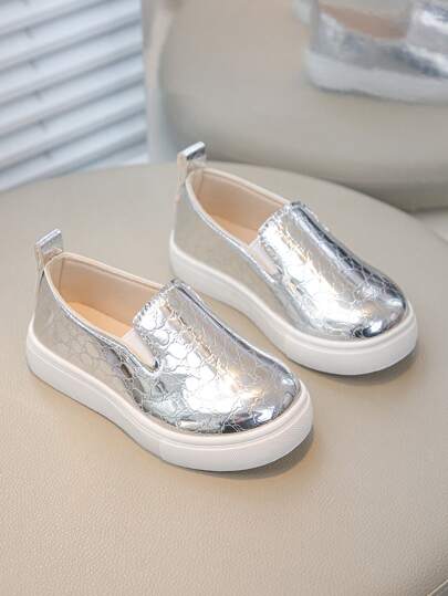 1 双女童时尚休闲一脚蹬运动鞋，适合表演、学生和儿童