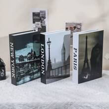 Bộ 3/2/1 món đồ trang trí giả sách. Phong cách trang trí nhà cửa hiện đại, với hình ảnh tên các thành phố quốc tế và các địa danh nổi tiếng - lấy cảm hứng từ nhà thiết kế, được làm từ ván ép (không có chức năng sử dụng). Lý tưởng để trang trí phòng khách, mặt bàn, tường. Phù hợp với nhiều không gian (phòng ngủ, văn phòng, phòng tắm, mặt bàn, tủ TV, sảnh, kệ sách). Món quà tuyệt vời cho các dịp lễ. - Đen và xám - Xem 12