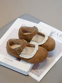 1 双适合女孩的简单纯色蕾丝边平底鞋，舒适