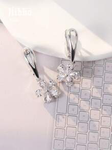 Hihho 1 par de elegantes pendientes con colgante de flor de tono plateado con circonita cúbica, adecuados para uso diario