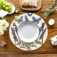 This Linen Placemat With A Diameter Of 38 Centimeters Is Designed With A Natural Pastoral Style As Its Main Theme. In The Center Of The Picture, There Are Several Bundles Of Purple Lavender With Overlapping Shades.