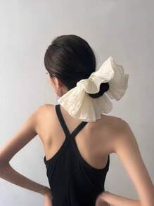 1个特大号褶皱双层高端发圈，优雅时尚发绳，适合日常通勤、休闲、浪漫、户外摄影等场合，可作马尾辫头饰。