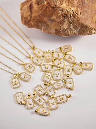 MECYLIFE 1 件女士时尚锆石装饰方形贝壳字母吊坠项链，简约设计