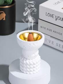 Un diffuseur d'arômes en résine et brûle-encens avec un design simple à trois niveaux tridimensionnel. Il convient à la décoration de la maison, des chambres, des salons (en tant que décoration centrale), des bureaux, des salles de yoga et des fêtes, créant une atmosphère élégante. Il peut également être utilisé pour la décoration des temples. Ce brûleur d'arômes fait un cadeau idéal pour les fêtes, pour ceux qui retournent à l'école, comme cadeau de remise des diplômes ou comme cadeau pour les femmes.