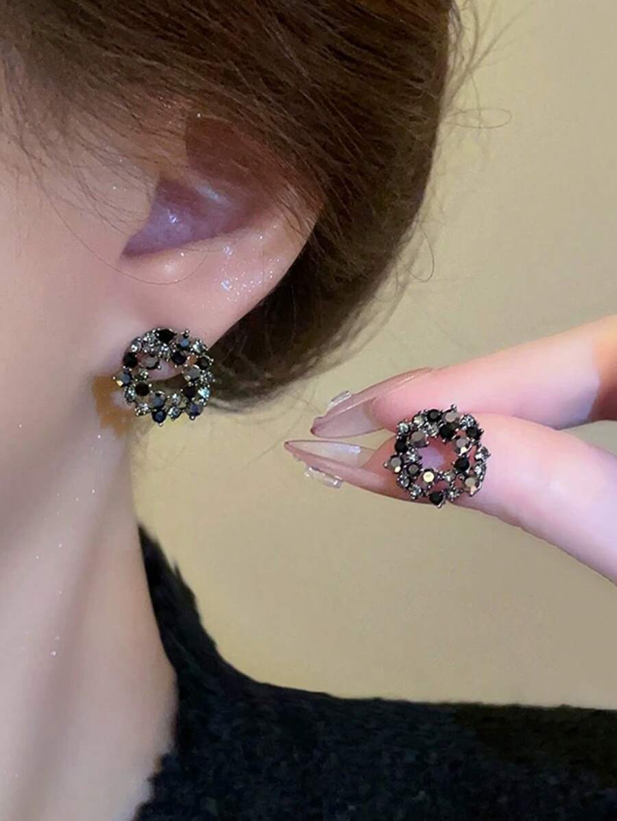 1 对优雅花卉设计耳钉，时尚高端简约风格，适合女性日常佩戴