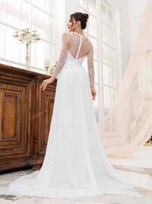 Vestido de novia elegante con escote en V profundo, manga larga, encaje y borde de malla