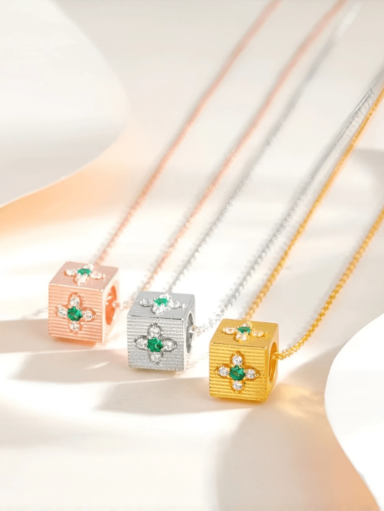 1pc 925 Sterling Silver 3D Cube Pendant Necklace With A Lucky Four-Leaf Clover Cubic Zirconia, Perfect Elegant Multicolor Clavicle Chain For Women, Birthday, Anniversary, Mother'S Day, St. Patrick'S Day, Accessory Ideal As A Holiday Gift.