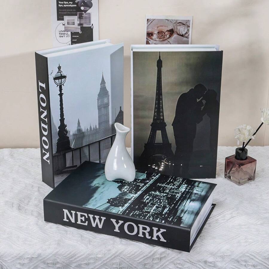 Bộ 3/2/1 món đồ trang trí giả sách. Phong cách trang trí nhà cửa hiện đại, với hình ảnh tên các thành phố quốc tế và các địa danh nổi tiếng - lấy cảm hứng từ nhà thiết kế, được làm từ ván ép (không có chức năng sử dụng). Lý tưởng để trang trí phòng khách, mặt bàn, tường. Phù hợp với nhiều không gian (phòng ngủ, văn phòng, phòng tắm, mặt bàn, tủ TV, sảnh, kệ sách). Món quà tuyệt vời cho các dịp lễ.