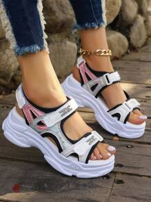 1 par de sandalias con suela gruesa para mujer, sandalias deportivas de verano con cierre de gancho y bucle, piel patentada bicolor brillante, plataforma de 6,5 cm, sandalias de playa, cómodas y transpirables