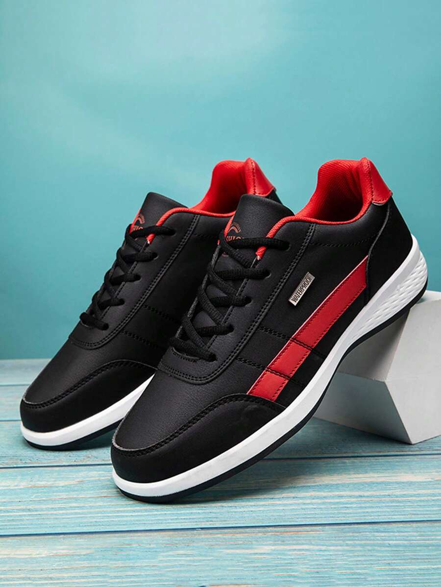 2025 nuevo color sólido PU con cordones zapatillas de deporte de los hombres casuales, de moda y versátil antideslizante resistente al desgaste plana zapatos de los hombres de tenis, adecuado para el desplazamiento diario, caminar, pasear al perro, correr, fútbol, deportes al aire libre, gimnasio, viajes y otras escenas. - Negro - Ver 1