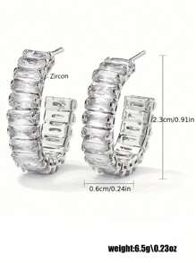 1 paire de magnifiques boucles d'oreilles élégantes et étincelantes en forme de C, plaquées AAA zircone. Accessoires polyvalents pour un port quotidien des femmes, cadeau de la Fête des Mères et de la Saint-Valentin, accessoires pour mariage occidental, bal de promo. Grandes boucles d'oreilles pour femmes
