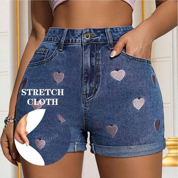 Short en jean taille haute pour femme avec broderie en forme de cœur et ourlet retroussé. Mignon pour les tenues d'école, de vacances, de festivals au printemps/été et de rave