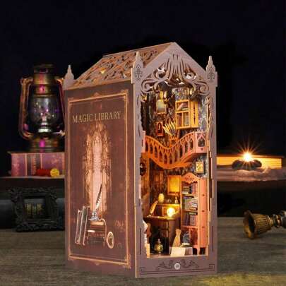 DIY-bokskroksbyggsats Miniatyrdockhus med LED-ljus 3D-pussel Modellbygge Bokhylla i trä Bokstödsleksak 3D-pussel i trä Bokhyllinsats Dekor med ljus DIY Miniatyrdockhus Modellbyggsats Magiskt bibliotek Pedagogiskt Vuxna Födelsedagspresent Bokhyllinsats Bokstödsset Julklappar (Obs: Denna produkt innehåller inte lim, batterier eller sax. På grund av det stora antalet komponenter rekommenderas den för vuxna.)